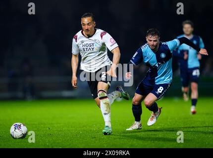 Kane Wilson (links) und Matt Butcher der Wycombe Wanderers kämpfen um den Ball während des Spiels der Sky Bet League One in Adams Park, Wycombe. Bilddatum: Mittwoch, 10. April 2024. Stockfoto