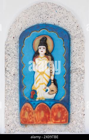 Murti der hinduistischen Gottheit Saraswati / Sarasvati, Göttin unter anderem Muisic, Weisheit und Lernen, mit ihrem hamsa (Schwan oder Gans) und Vena, auf einem e Stockfoto