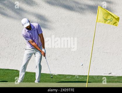 Augusta, Usa. April 2024. Scottie Scheffler von den US-Chips am 13. Green während des Trainings für das Masters-Golfturnier im Augusta National Golf Club in Augusta, Georgia, am 10. April 2024. Foto: Tannen Maury/UPI Credit: UPI/Alamy Live News Stockfoto