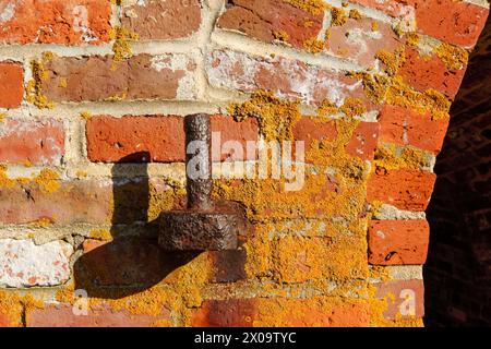 Fort Constitution in New Castle, New Hampshire, USA während der Frühlingsmonate. Portsmouth Harbor Light befindet sich auf dem Gelände. Stockfoto