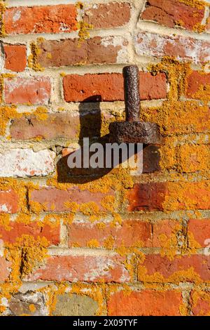 Fort Constitution in New Castle, New Hampshire, USA während der Frühlingsmonate. Portsmouth Harbor Light befindet sich auf dem Gelände. Stockfoto