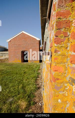 Fort Constitution in New Castle, New Hampshire, USA während der Frühlingsmonate. Portsmouth Harbor Light befindet sich auf dem Gelände. Stockfoto