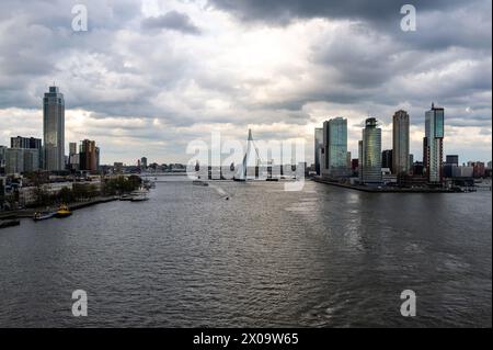 Stadtzentrum von Rotterdam, Blick von der Erasmus-Brücke auf den Fluss Nieuwe Maas in den Niederlanden. Stockfoto