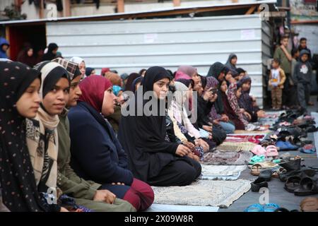 Palästinenser, die aufgrund israelischer Angriffe vertrieben wurden und in eine Schule flüchteten, führen Eid al-Fitr in Rafah, Gaza, auf. Palästinenser, die aufgrund israelischer Angriffe vertrieben wurden und sich in einer Schule flüchteten, führen Eid al-Fitr am 10. April 2024 in Rafah, Gaza, auf. Foto: Ahmed Ibrahim Rafah Gaza-Stadt palästinensisches Gebiet 100424 Rafah AI 1 009 Copyright: XapaimagesxAhmedxIbrahimxxapaimagesx Stockfoto