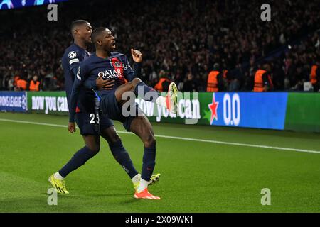 © Julien Mattia/Le Pictorium/MAXPPP - Paris 10/04/2024 Julien Mattia/Le Pictorium - 10/04/2024 - France/Ile-de-France/Paris - but d'Ousmane Dembele pour le PSG lors du quart de Finale de Ligue des Champions entre le PSG et le FC Barcelone au Parc des Princes, le 10 avril 2024 - no va, keine Valeurs actuelles, kein JDD, JDD Out, kein russland, russland Out/10/04/2024 – Frankreich/Ile-de-France (Region)/Paris – Ousmane Dembeles Tor für PSG im Champions-League-Viertelfinale zwischen PSG und FC Barcelona im Parc des Princes am 10. April 2024. Stockfoto