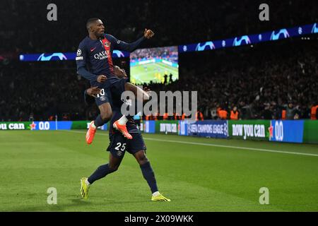 © Julien Mattia/Le Pictorium/MAXPPP - Paris 10/04/2024 Julien Mattia/Le Pictorium - 10/04/2024 - France/Ile-de-France/Paris - but d'Ousmane Dembele pour le PSG lors du quart de Finale de Ligue des Champions entre le PSG et le FC Barcelone au Parc des Princes, le 10 avril 2024 - no va, keine Valeurs actuelles, kein JDD, JDD Out, kein russland, russland Out/10/04/2024 – Frankreich/Ile-de-France (Region)/Paris – Ousmane Dembeles Tor für PSG im Champions-League-Viertelfinale zwischen PSG und FC Barcelona im Parc des Princes am 10. April 2024. Stockfoto