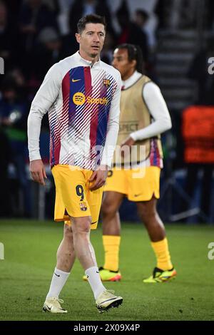Der FC Barcelona-Stürmer Robert Lewandowski wird vor dem Viertelfinalspiel der UEFA Champions League zwischen Paris Saint-Germain und dem FC Barcelona am 10. April 2024 im Parc des Princes-Stadion in Paris aufgeheizt. Foto: Firas Abdullah/ABACAPRESS.COM Credit: Abaca Press/Alamy Live News Stockfoto