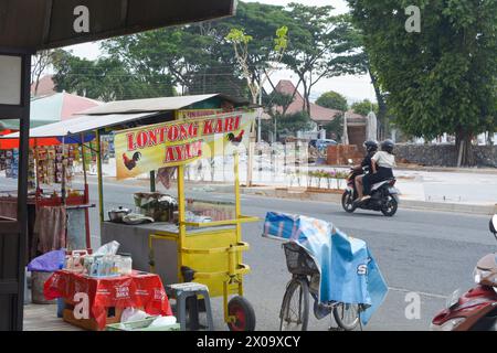 Kebumen, Indonesien. 19. Januar 2024 - mehrere Street Food-Händler verkaufen ihre Waren Stockfoto