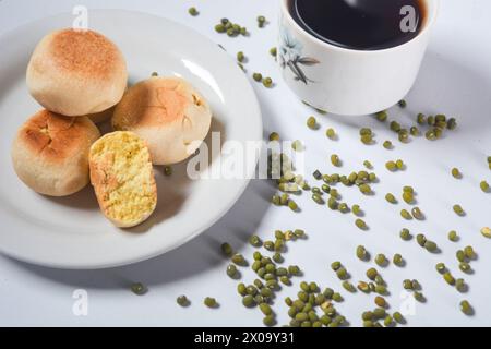 Typischer Snack aus Java, Indonesien. Bakpia gefüllt mit Nüssen, schwarzem Kaffee und Datteln Stockfoto