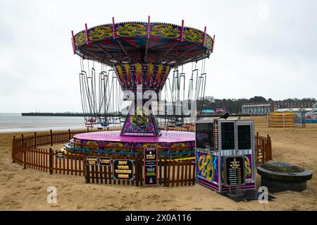 Messefahrt mit dem Chair-O-Planes am Weymouth Beach Dorset UK an einem kalten, nassen Apriltag. Stockfoto