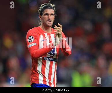 Madrid, Spanien. April 2024. Rodrigo de Paul von Athletico Madrid applaudiert den Fans während des Spiels der UEFA Champions League in Wanda Metropolitano, Madrid. Der Bildnachweis sollte lauten: Paul Terry/Sportimage Credit: Sportimage Ltd/Alamy Live News Stockfoto