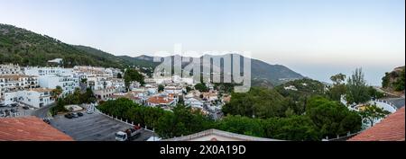MIJAS, SPANIEN - 29. JUNI 2023: Panoramablick auf weiße Häuser in Mijas, Spanien am 29. Juni 2023 Stockfoto