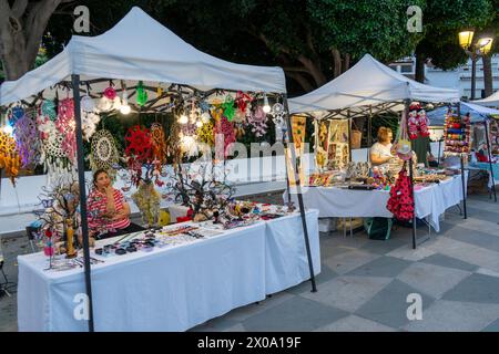 MIJAS, SPANIEN - 29. JUNI 2023: Messe im Stadtzentrum von Mijas, Spanien am 29. Juni 2023 Stockfoto