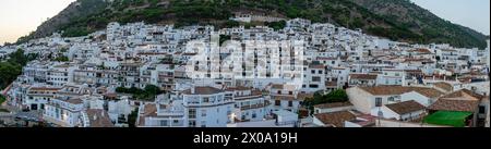 MIJAS, SPANIEN - 29. JUNI 2023: Panoramablick auf weiße Häuser in Mijas, Spanien am 29. Juni 2023 Stockfoto