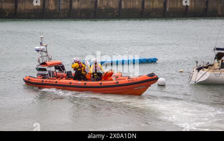 Rettungsbootbesatzung startet vom Weymouth Hafen Dorset Stockfoto