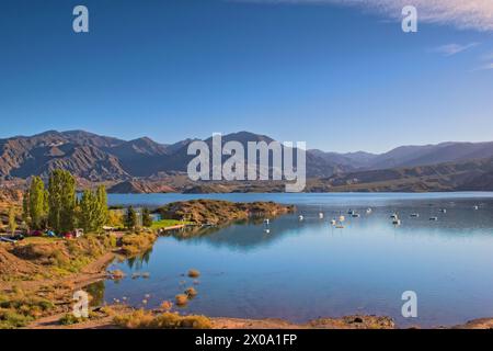 See Potrerillos an einem sonnigen Tag in Mendoza, Argentinien. Erhöhte Aussicht. Stockfoto