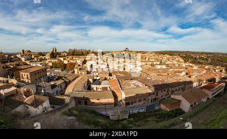 Toledo, Spanien - 17. Dezember 2018: Toledo ist eine antike Stadt auf einem Hügel über den Ebenen von Kastilien-La Mancha. Arabische, jüdische und christliche Denkmäler in Stockfoto