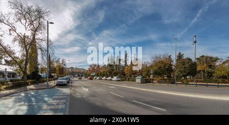 Toledo, Spanien - 17. Dez 2018: Die Cardenal Tavera Straße in Richtung Puerta Nueva de Bisagra - eines der Haupttore des historischen Stadtkens Stockfoto