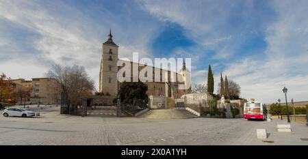 Toledo, Spanien - 17. Dezember 2018: Toledo ist eine antike Stadt auf einem Hügel über den Ebenen von Kastilien-La Mancha. Arabische, jüdische und christliche Denkmäler in Stockfoto