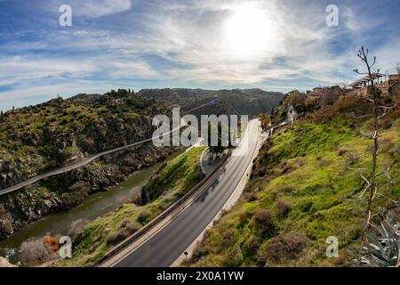 Toledo, Spanien - 17. Dezember 2018: Toledo ist eine antike Stadt auf einem Hügel über den Ebenen von Kastilien-La Mancha. Arabische, jüdische und christliche Denkmäler in Stockfoto