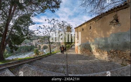 Toledo, Spanien - 17. Dezember 2018: Toledo ist eine antike Stadt auf einem Hügel über den Ebenen von Kastilien-La Mancha. Arabische, jüdische und christliche Denkmäler in Stockfoto