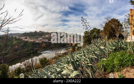 Toledo, Spanien - 17. Dezember 2018: Toledo ist eine antike Stadt auf einem Hügel über den Ebenen von Kastilien-La Mancha. Arabische, jüdische und christliche Denkmäler in Stockfoto