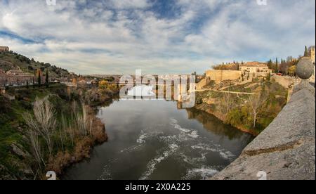 Toledo, Spanien - 17. Dezember 2018: Toledo ist eine antike Stadt auf einem Hügel über den Ebenen von Kastilien-La Mancha. Arabische, jüdische und christliche Denkmäler in Stockfoto