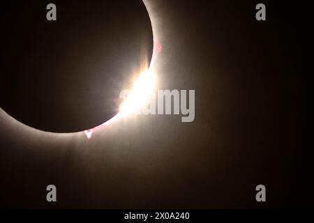 Greenwood, Usa. April 2024. 8. April 2024, Greenwood, Indianapolis: Der Moment, wenn der Mond während der Total Solar Eclipse 2024 vor der Sonne vorbeizieht, wie man sie über Greenwood im US-Bundesstaat Indiana (Pennsylvania) im Nordosten der Vereinigten Staaten sehen kann. Quelle: Eyepix Group/Alamy Live News Stockfoto