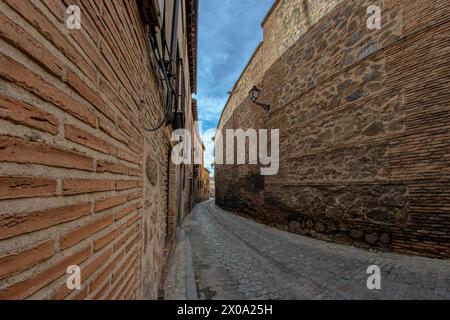 Toledo, Spanien - 17. Dezember 2018: Toledo ist eine antike Stadt auf einem Hügel über den Ebenen von Kastilien-La Mancha. Arabische, jüdische und christliche Denkmäler in Stockfoto