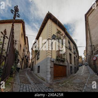 Toledo, Spanien - 17. Dezember 2018: Toledo ist eine antike Stadt auf einem Hügel über den Ebenen von Kastilien-La Mancha. Arabische, jüdische und christliche Denkmäler in Stockfoto