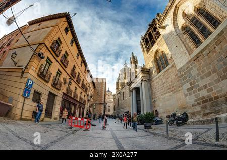 Toledo, Spanien - 17. Dezember 2018: Toledo ist eine antike Stadt auf einem Hügel über den Ebenen von Kastilien-La Mancha. Arabische, jüdische und christliche Denkmäler in Stockfoto