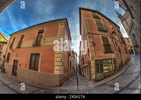 Toledo, Spanien - 17. Dezember 2018: Toledo ist eine antike Stadt auf einem Hügel über den Ebenen von Kastilien-La Mancha. Arabische, jüdische und christliche Denkmäler in Stockfoto