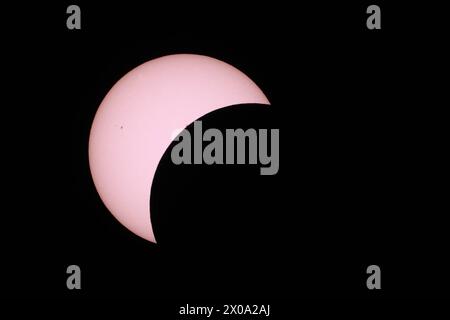 Greenwood, Usa. April 2024. 8. April 2024, Greenwood, Indianapolis: Der Moment, wenn der Mond während der Total Solar Eclipse 2024 vor der Sonne vorbeizieht, wie man sie über Greenwood im US-Bundesstaat Indiana (Pennsylvania) im Nordosten der Vereinigten Staaten sehen kann. Quelle: SIPA USA/Alamy Live News Stockfoto