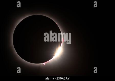 Greenwood, Usa. April 2024. 8. April 2024, Greenwood, Indianapolis: Der Moment, wenn der Mond während der Total Solar Eclipse 2024 vor der Sonne vorbeizieht, wie man sie über Greenwood im US-Bundesstaat Indiana (Pennsylvania) im Nordosten der Vereinigten Staaten sehen kann. Quelle: SIPA USA/Alamy Live News Stockfoto