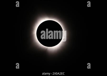 Greenwood, Indianapolis. April 2024. Moment, in dem der Mond während der Total Solar Eclipse 2024 vor der Sonne vorbeizieht, wie man sie über Greenwood im Bundesstaat Indiana (Pennsylvania) im Nordosten der Vereinigten Staaten sehen kann. (Kreditbild: © Steve Prakope/OKULARIE via ZUMA Press Wire) NUR REDAKTIONELLE VERWENDUNG! Nicht für kommerzielle ZWECKE! Stockfoto