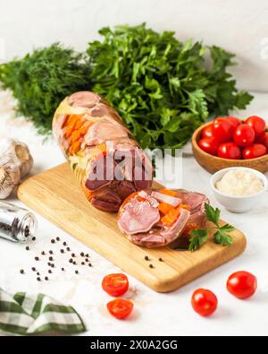 Die Zunge ist in aspischer Form in Form von Wurst. Fleischspezialitäten. Stockfoto