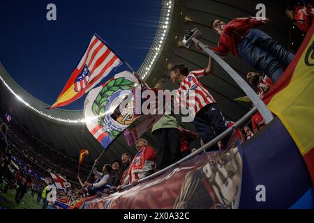 Madrid, Spanien. April 2024. MADRID, SPANIEN - 10. APRIL: Fans und Fans von Atletico Madrid beim Viertelfinale des ersten Leg - UEFA Champions League 2023/24 Spiel zwischen Atletico Madrid und Borussia Dortmund im Civitas Metropolitano Stadium am 10. April 2024 in Madrid. (Foto: Pablo Morano/BSR Agency) Credit: BSR Agency/Alamy Live News Stockfoto