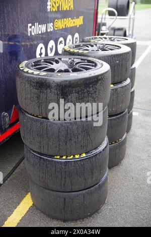 Dalton auf Tees, 10. April 2024. Stapeln von Rädern während eines BTCC-Testtages auf Croft Circuit. Quelle: Colin Edwards. Stockfoto