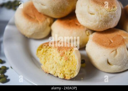 Typischer Snack aus Java, Indonesien. Bakpia gefüllt mit Nüssen, schwarzem Kaffee und Datteln Stockfoto