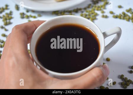 Typischer Snack aus Java, Indonesien. Bakpia gefüllt mit Nüssen, schwarzem Kaffee und Datteln Stockfoto