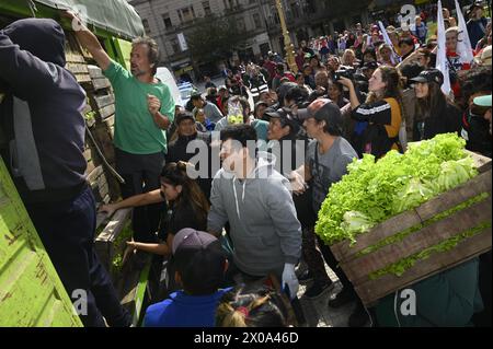 Buenos Aires, Buenos Aires, Argentinien. April 2024. Hunderte von Menschen versammeln sich vor dem argentinischen Nationalkongress, um Obst, Gemüse und Pflanzen direkt von den landwirtschaftlichen Erzeugern der UTT (Union de Trabajadores de la Tierra) vor dem argentinischen Kongress am 10. April 2024 zu erhalten. FOTOS/Igor Wagner (Kreditbild: © Igor Wagner/ZUMA Press Wire) NUR REDAKTIONELLE VERWENDUNG! Nicht für kommerzielle ZWECKE! Stockfoto