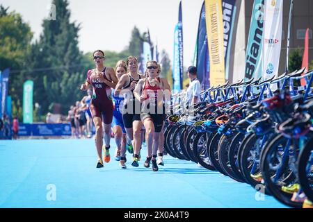 BALIKESIR, TURKIYE - 05. AUGUST 2023: Athleten, die in der Laufkomponente der Europa-Triathlon-Sprint- und Staffelmeisterschaften in Balikesir antreten Stockfoto