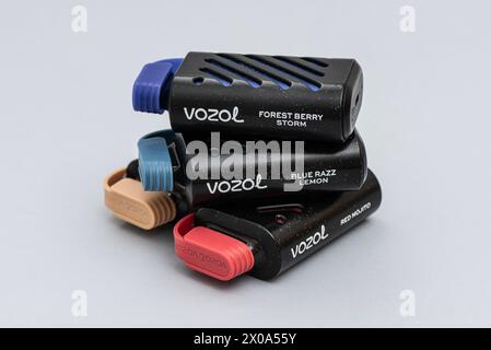ISTANBUL, TÜRKEI - 9. APRIL 2024: Vozol elektronisches Rauchen. Vozol enthält vorgefüllte e-Liquid mit 5 % Nikotinstärke, Vozol ist eine der Dispositionen Stockfoto