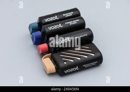 ISTANBUL, TÜRKEI - 9. APRIL 2024: Vozol elektronisches Rauchen. Vozol enthält vorgefüllte e-Liquid mit 5 % Nikotinstärke, Vozol ist eine der Dispositionen Stockfoto