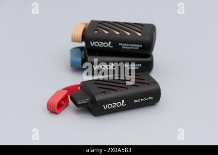ISTANBUL, TÜRKEI - 9. APRIL 2024: Vozol elektronisches Rauchen. Vozol enthält vorgefüllte e-Liquid mit 5 % Nikotinstärke, Vozol ist eine der Dispositionen Stockfoto