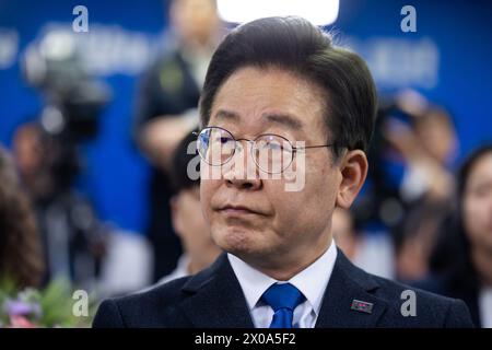 Incheon, Südkorea. April 2024. Lee Jae-myung, Vorsitzender der Demokratischen Partei, beobachtet die Wahlergebnisse in seinem Bezirksbüro im Bezirk Gyeyang in Incheon, Südkorea, am Donnerstag, den 11. April 2024. Der konservative Block des südkoreanischen Präsidenten Yoon Suk Yeol wird bei der Abstimmung über ein neues parlament einen großen Rückschlag erleben, wie die Umfragen zeigten, was wahrscheinlich bedeutet, dass er in den verbleibenden drei Jahren seiner Amtszeit in einer schwachen Position sein wird und in einem politischen Stillstand stehen wird. (Foto: SeongJoon Cho/Pool/SIPA USA) Credit: SIPA USA/Alamy Live News Stockfoto