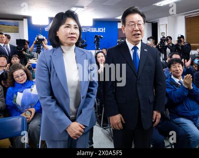 Incheon, Südkorea. April 2024. Lee Jae-myung, Vorsitzender der Demokratischen Partei, und seine Frau Kim Hye-kyung sprechen am Donnerstag, den 11. April 2024, mit Medienvertretern in seinem Bezirksbüro im Bezirk Gyeyang in Incheon, Südkorea. Der konservative Block des südkoreanischen Präsidenten Yoon Suk Yeol wird bei der Abstimmung über ein neues parlament einen großen Rückschlag erleben, wie die Umfragen zeigten, was wahrscheinlich bedeutet, dass er in den verbleibenden drei Jahren seiner Amtszeit in einer schwachen Position sein wird und in einem politischen Stillstand stehen wird. (Foto: SeongJoon Cho/Pool/SIPA USA) Credit: SIPA USA/Alamy Live News Stockfoto