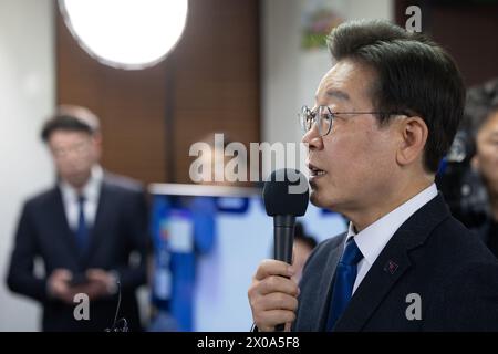 Incheon, Südkorea. April 2024. Lee Jae-myung, Vorsitzender der Demokratischen Partei, spricht am Donnerstag, den 11. April 2024, in seinem Bezirksbüro im Bezirk Gyeyang in Incheon, Südkorea, mit Medienvertretern. Der konservative Block des südkoreanischen Präsidenten Yoon Suk Yeol wird bei der Abstimmung über ein neues parlament einen großen Rückschlag erleben, wie die Umfragen zeigten, was wahrscheinlich bedeutet, dass er in den verbleibenden drei Jahren seiner Amtszeit in einer schwachen Position sein wird und in einem politischen Stillstand stehen wird. (Foto: SeongJoon Cho/Pool/SIPA USA) Credit: SIPA USA/Alamy Live News Stockfoto