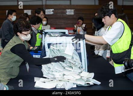 Seoul, Südkorea. April 2024. Die Parlamentswahlen des südkoreanischen Wahlkommissars am 10. April 2024 in Seoul, Südkorea. (Foto: Lee Young-HO/SIPA USA) Credit: SIPA USA/Alamy Live News Stockfoto