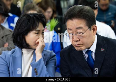 Incheon, Südkorea. April 2024. Lee Jae-myung, Vorsitzender der Demokratischen Partei, spricht am Donnerstag, den 11. April 2024, in seinem Bezirksbüro im Bezirk Gyeyang in Incheon, Südkorea, mit Medienvertretern. Der konservative Block des südkoreanischen Präsidenten Yoon Suk Yeol wird bei der Abstimmung über ein neues parlament einen großen Rückschlag erleben, wie die Umfragen zeigten, was wahrscheinlich bedeutet, dass er in den verbleibenden drei Jahren seiner Amtszeit in einer schwachen Position sein wird und in einem politischen Stillstand stehen wird. (Foto: SeongJoon Cho/Pool/SIPA USA) Credit: SIPA USA/Alamy Live News Stockfoto